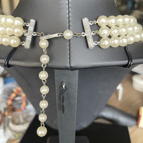 Vintage 3 Strand Classic Faux Pearls White Ivory Signed Hong Kong 20” +2” Extend - Picture 4 of 5